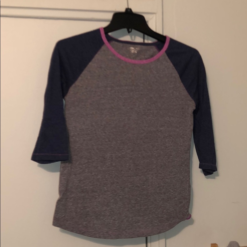 gray, navy, and magenta shirt